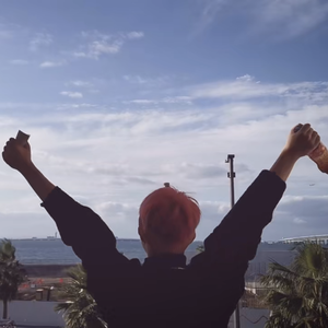 四肢被绑住憋尿捂住肚子
